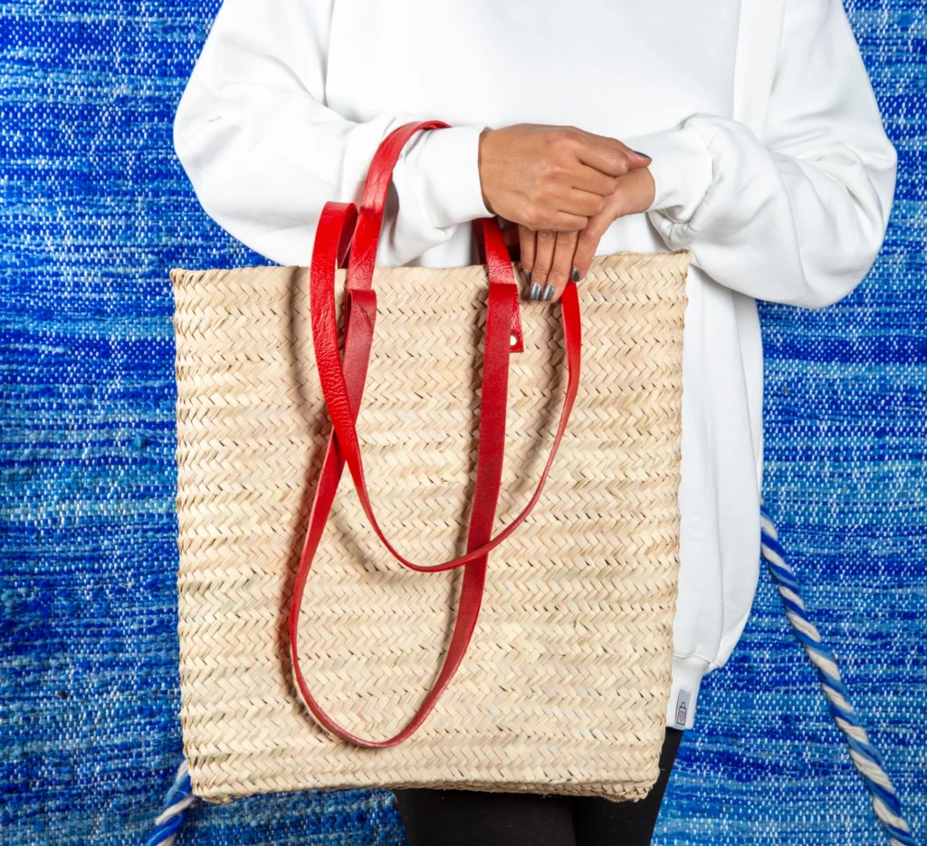 Sac en paille avec anses en cuir peint par Green Doum, photo 3