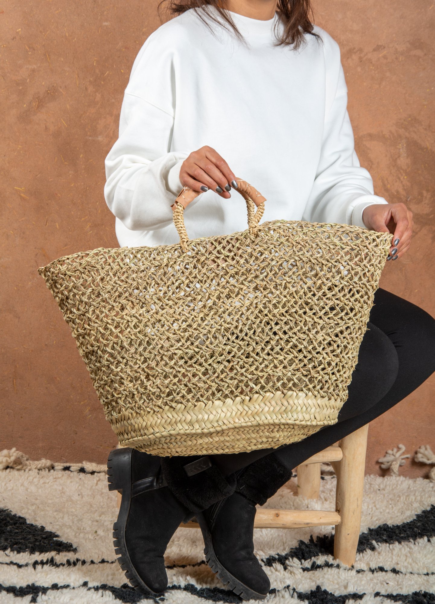 Panier en paille ajouré, anses courtes enveloppées de cuir - Green Doum - photo 2