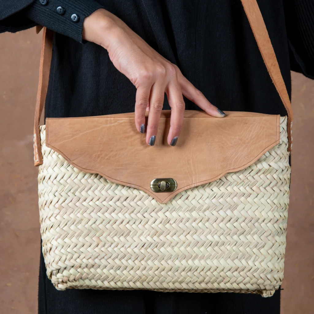 Straw shoulder bag with leather flap by Green Doum, photo 2