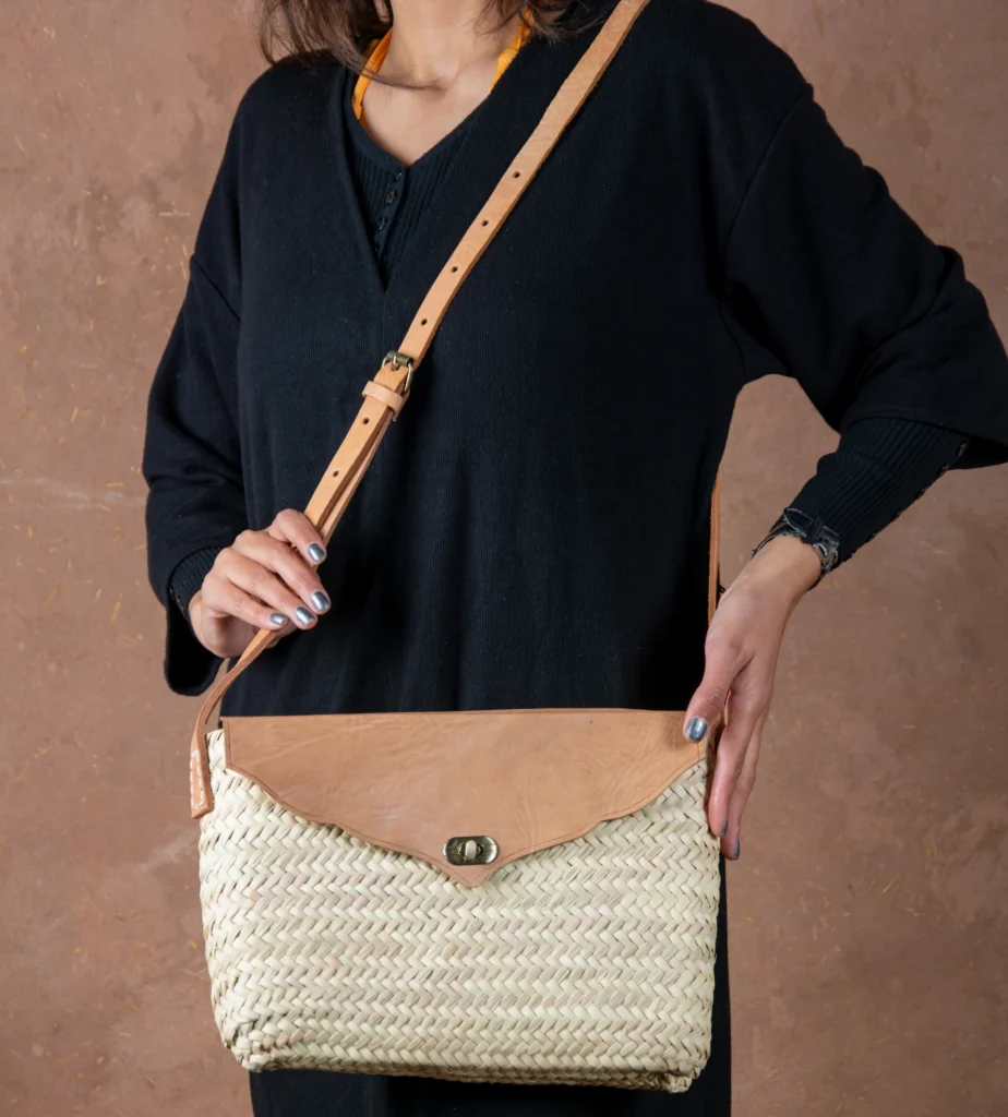 Straw shoulder bag with leather flap by Green Doum, photo 3