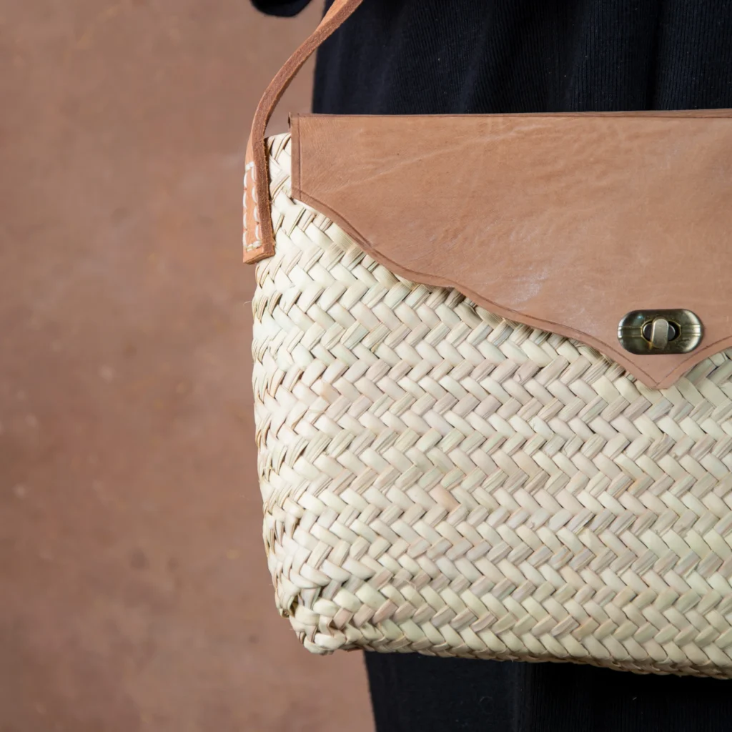 Straw shoulder bag with leather flap by Green Doum, photo 4