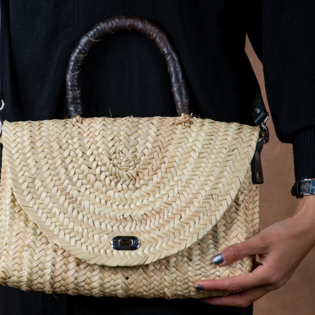 Black straw handbag by Green Doum, photo 3