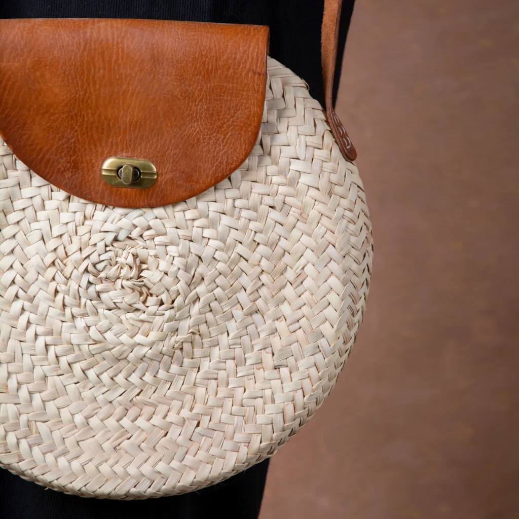 Sac rond en paille avec rabat en cuir par Green Doum, photo 2
