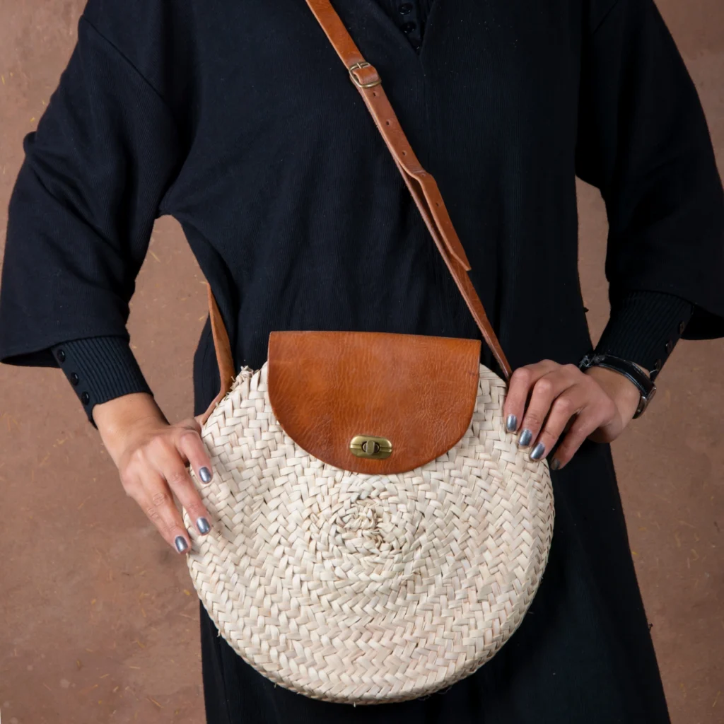 Sac rond en paille avec rabat en cuir par Green Doum, photo 3