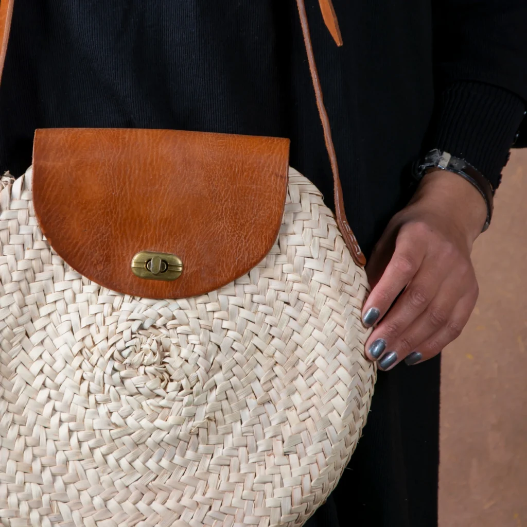 Sac rond en paille avec rabat en cuir par Green Doum, photo 4
