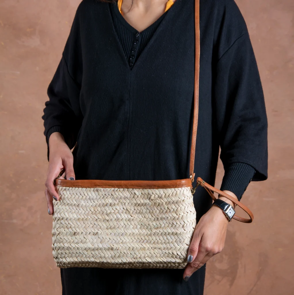 Straw crossbody bag with zipper by Green Doum, photo 3