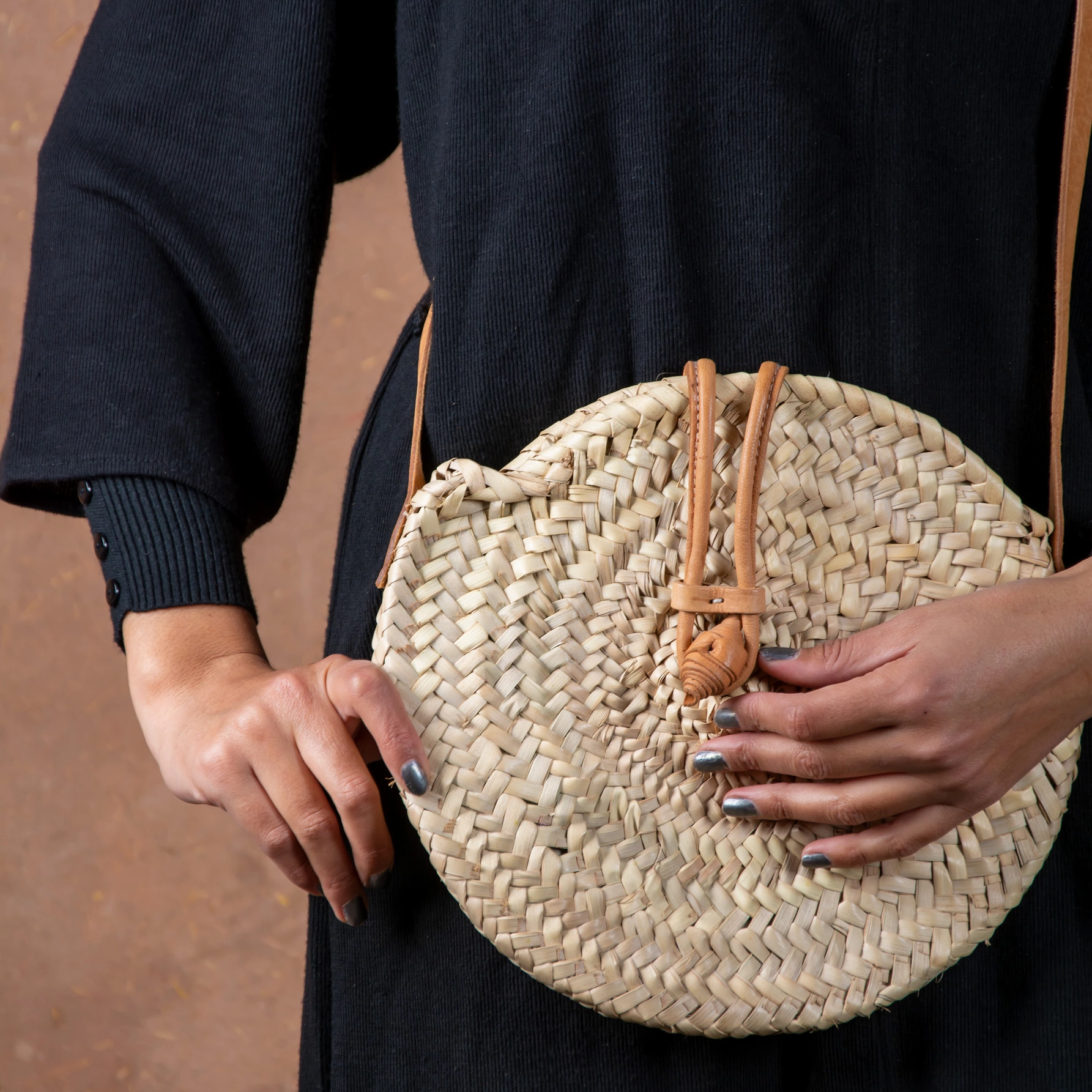 Sac rond bandoulière en paille, fermeture à boucle en cuir - vue 2
